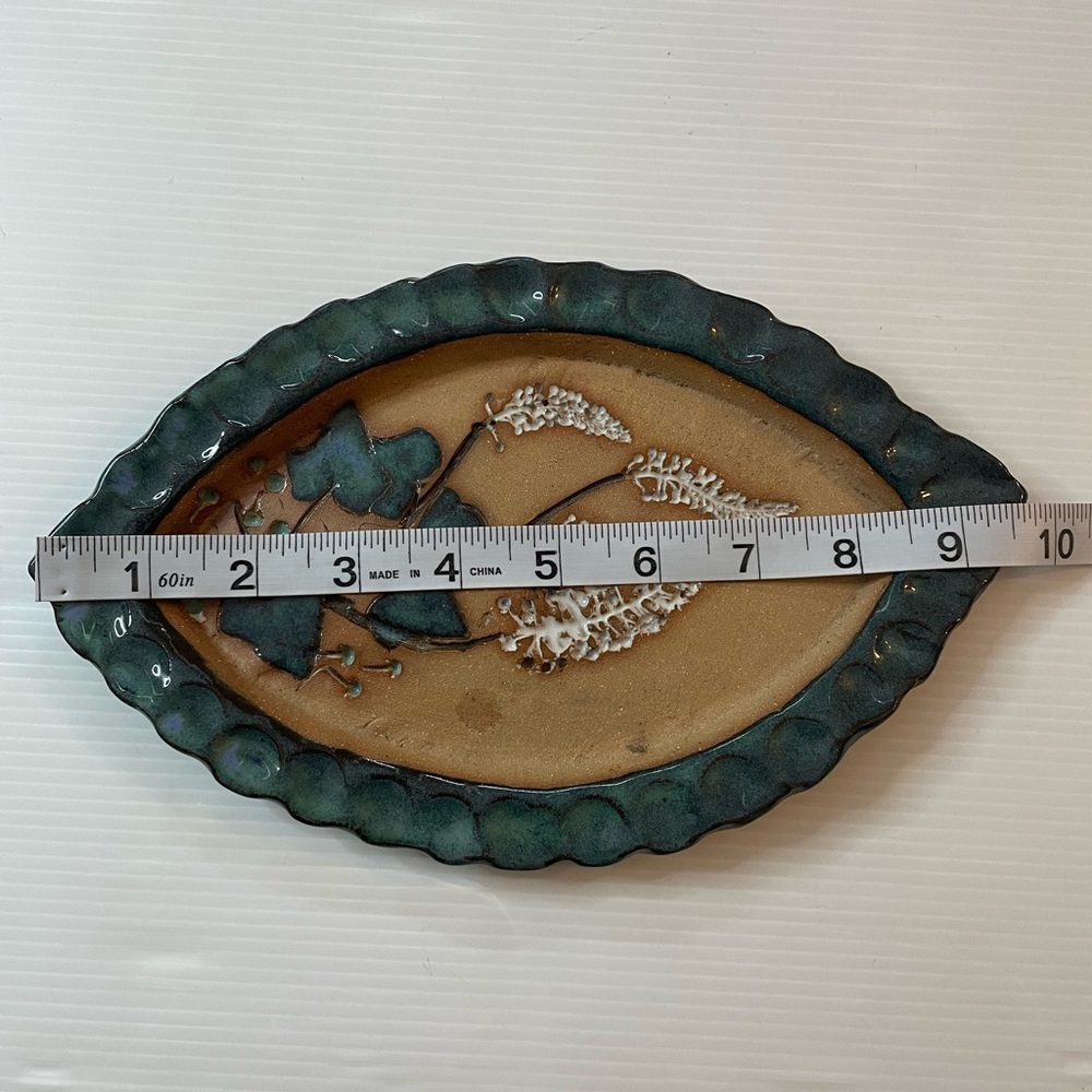 Studio Pottery Leaf Shaped Tray Scalloped Edge Herbal Motif 10” Signed KING - Picture 3 of 5